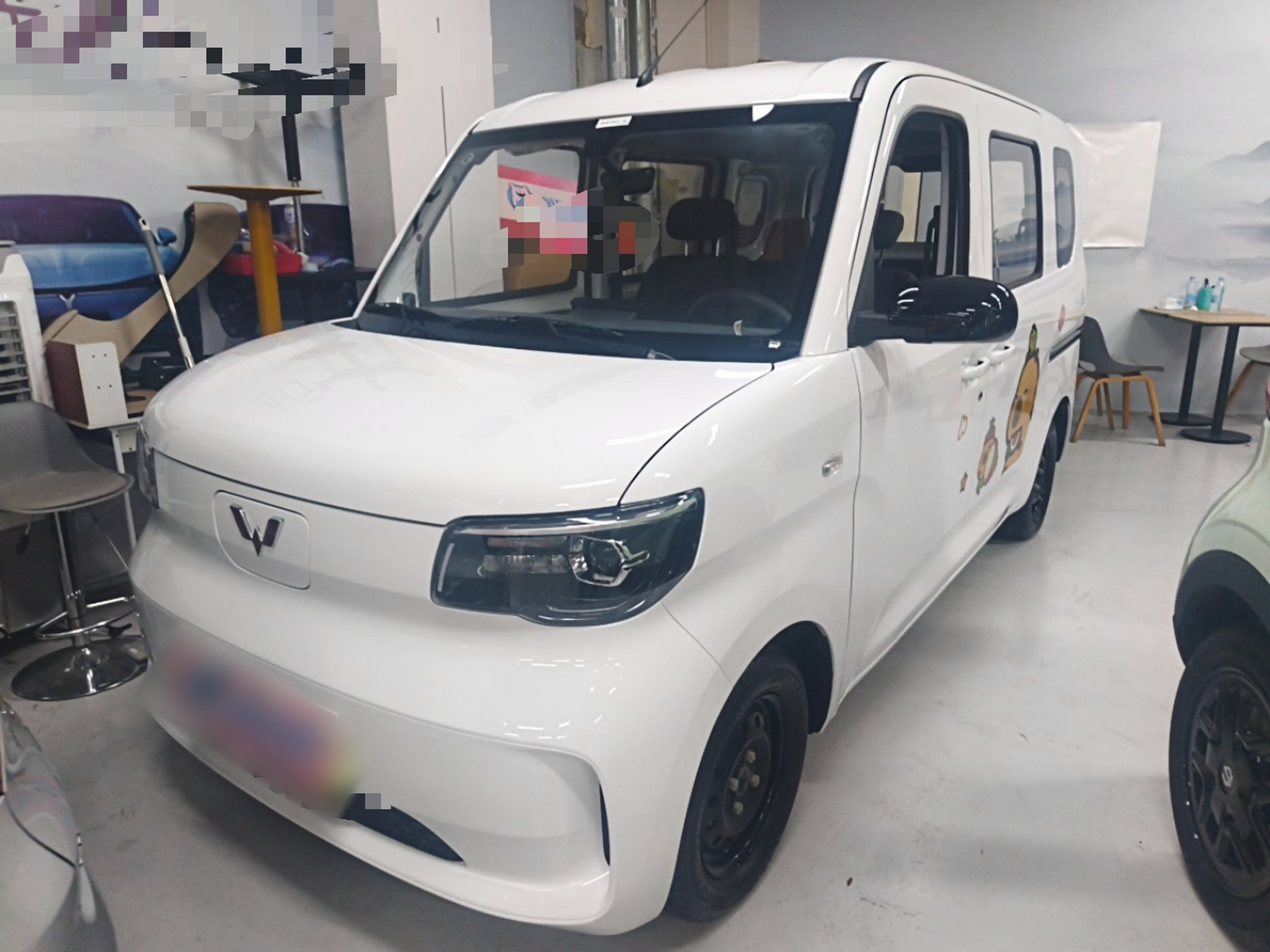 تحت مقدمة السيارة