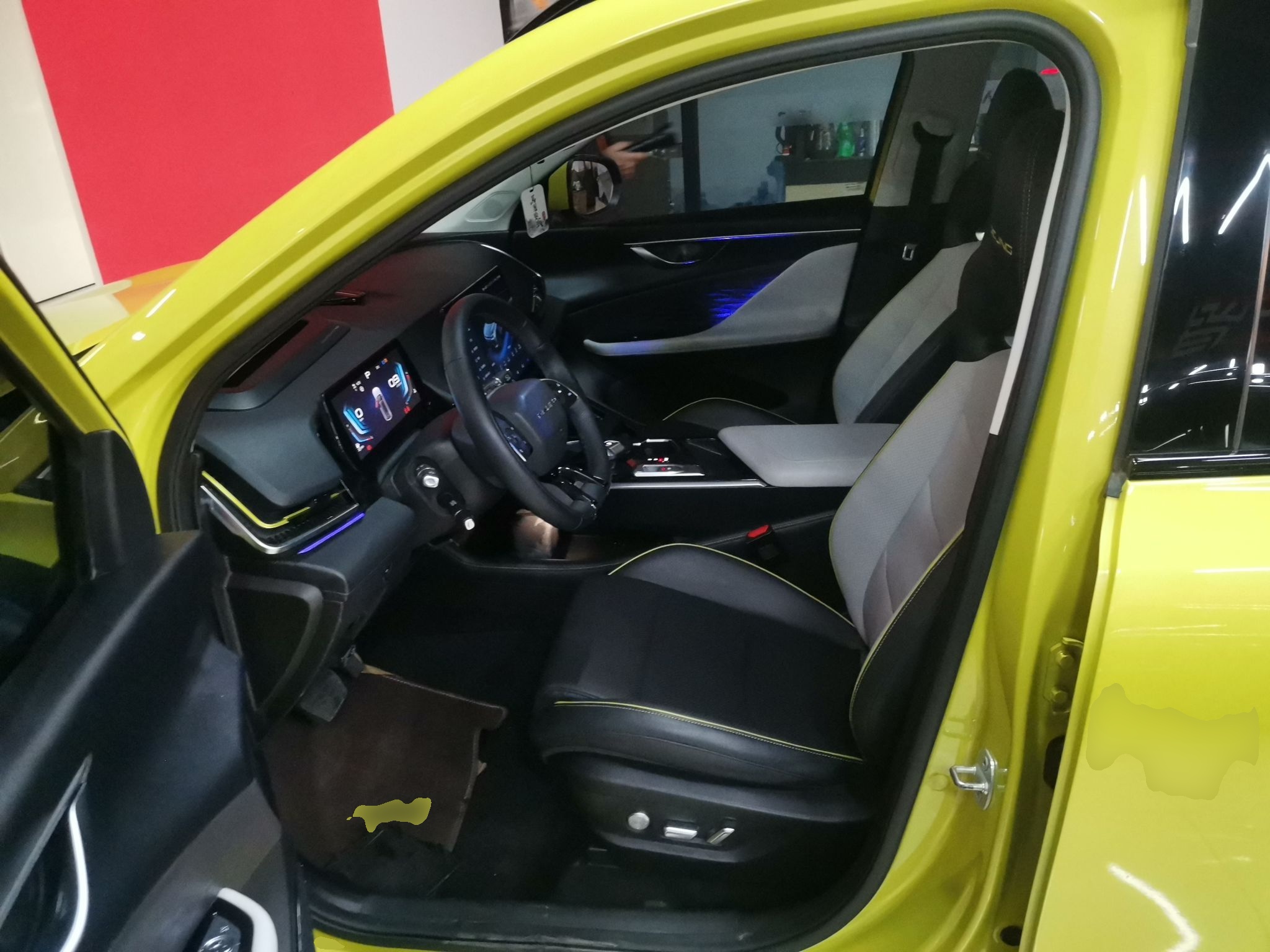 المقاعد الأمامية داخل السيارة