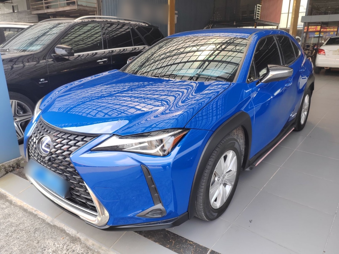 تحت مقدمة السيارة