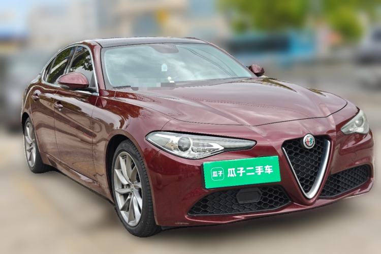 Used Alfa Romeo Giulia 2017 2.0T 280HP Luxury Edition Front Right 45 Deg
