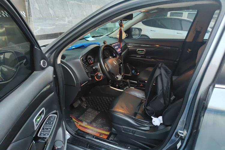 Used Mitsubishi Outlander 2019 2.4L 4x4 Zhi Xiang Edition 7 Seats China V Emission Standard