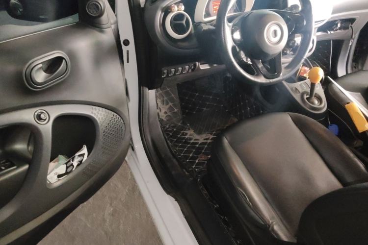 Used smart fortwo 2015 1.0L 52 kW hardtop Dynamic version Driver Seat