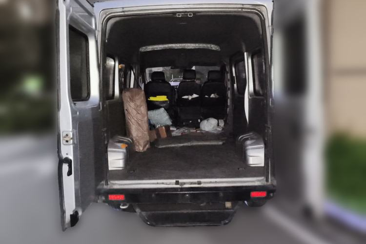 Used Dongfeng Yufeng 2018 2.5T Logistics Vehicle A100 Short Wheelbase Mid-Roof 5-9 Seater China V Standard ZD25 Trunk