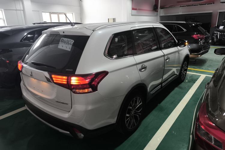Used Mitsubishi Outlander 2016 2.4L 4x4 Elite Edition 5 Seats Rear Right 45 Deg