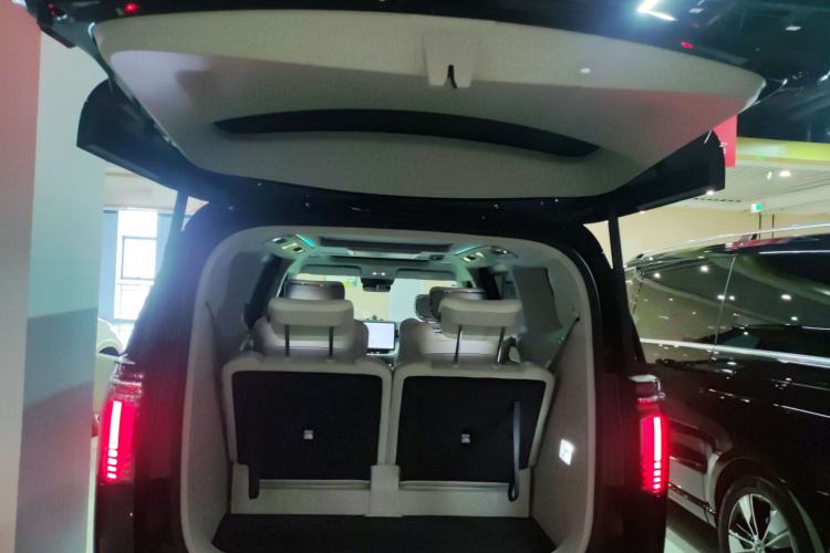 Used Volvo EM90 2025 Ultra Six-Seater
