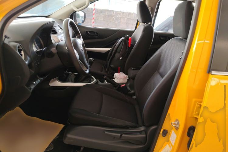 Used Nissan Navara 2019 2.5L Manual Two-Wheel Drive Comfort Version China VI QR25
