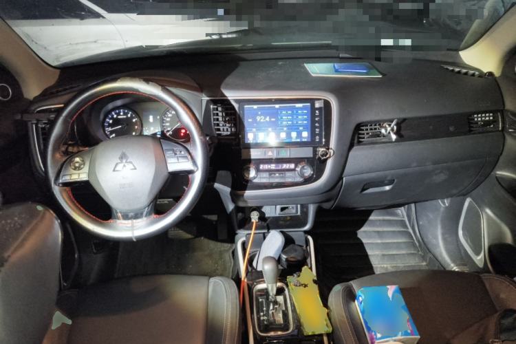 Used Mitsubishi Outlander 2019 2.0L Two-Wheel Drive Comfort Edition 7-Seater China VI Standard Center Console