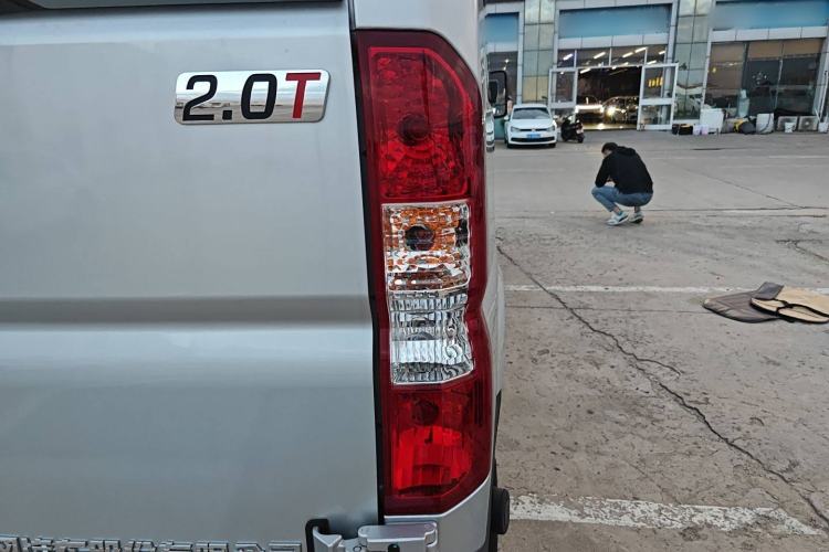 Used Dongfeng Yufeng Yufeng 2023 V9+ 2.0T Manual Front-Wheel-Drive Multi-Function Mid-Roof Van with 7/8/9 Seats
