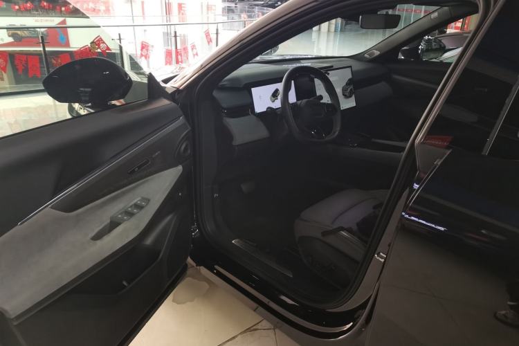 Used Lynk & Co 08 EM-P 2025 120km Long-Range Pro
