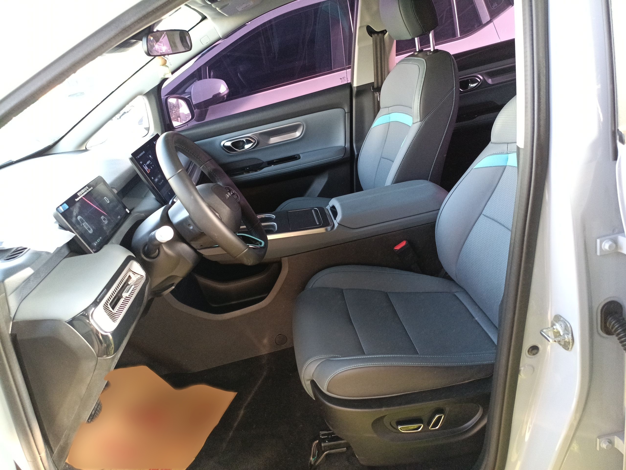 المقاعد الأمامية داخل السيارة