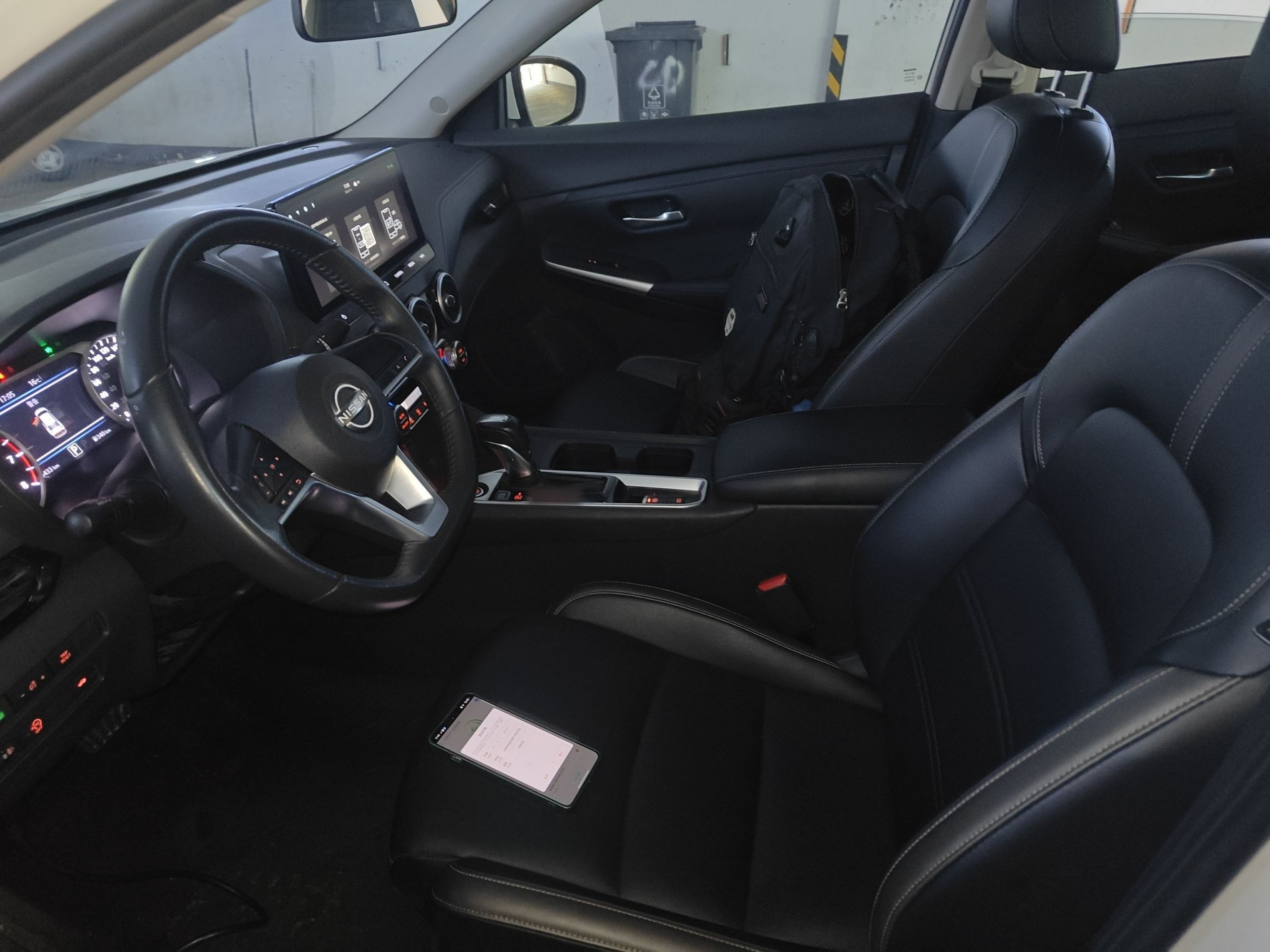 المقاعد الأمامية داخل السيارة