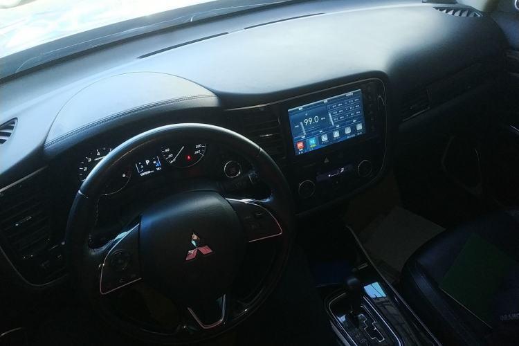 Used Mitsubishi Outlander 2019 2.0L Two-Wheel Drive Comfort Edition 5 Seats China VI Standard Center Console