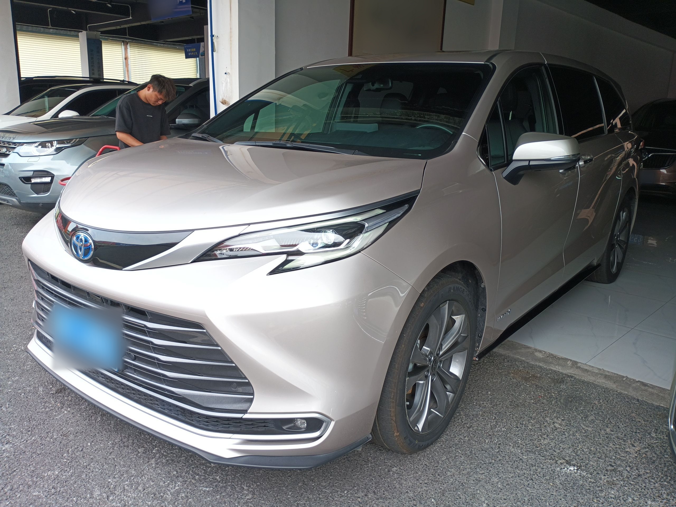 Под передней частью автомобиля