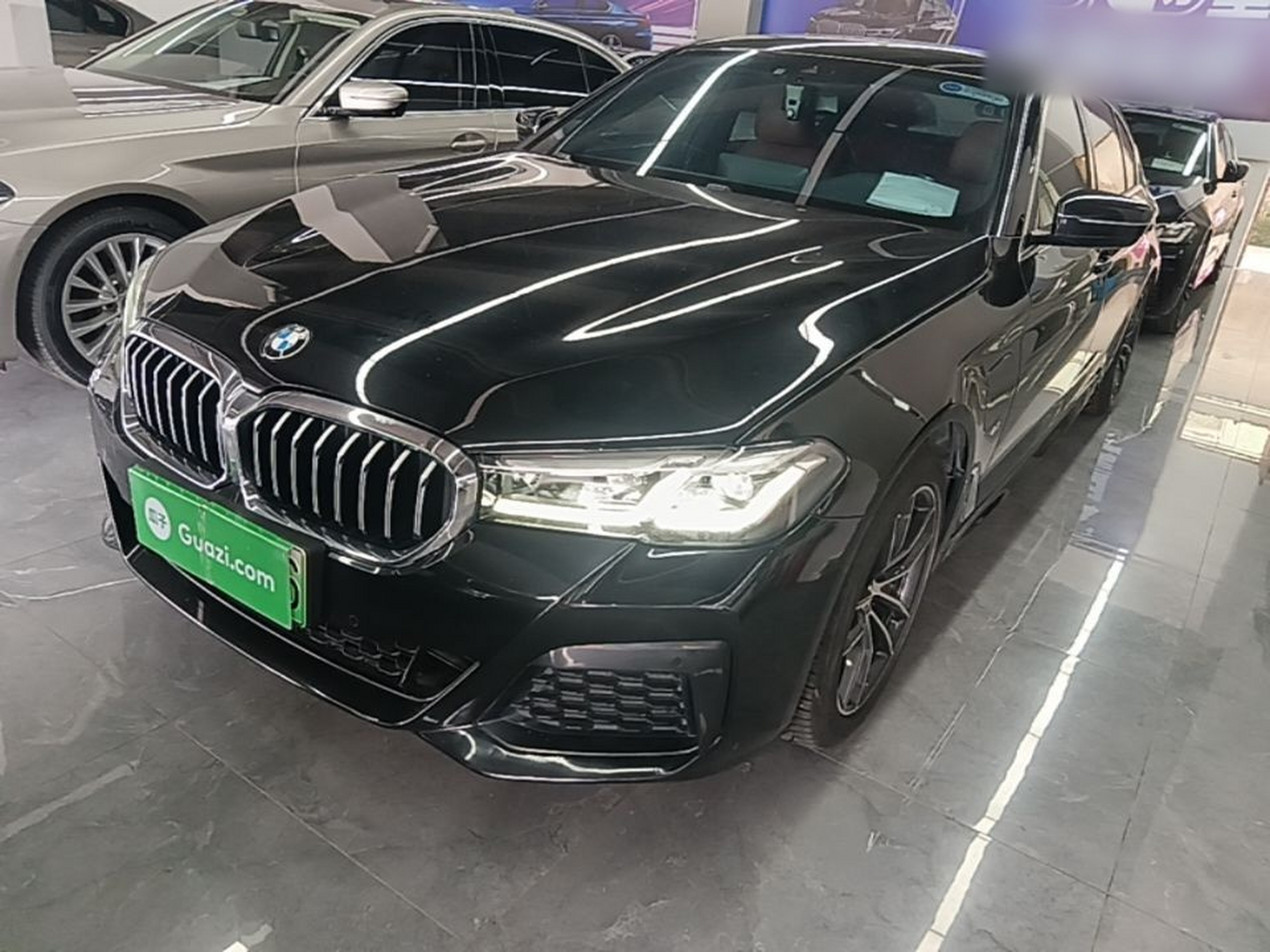 Unter der Vorderseite des Autos