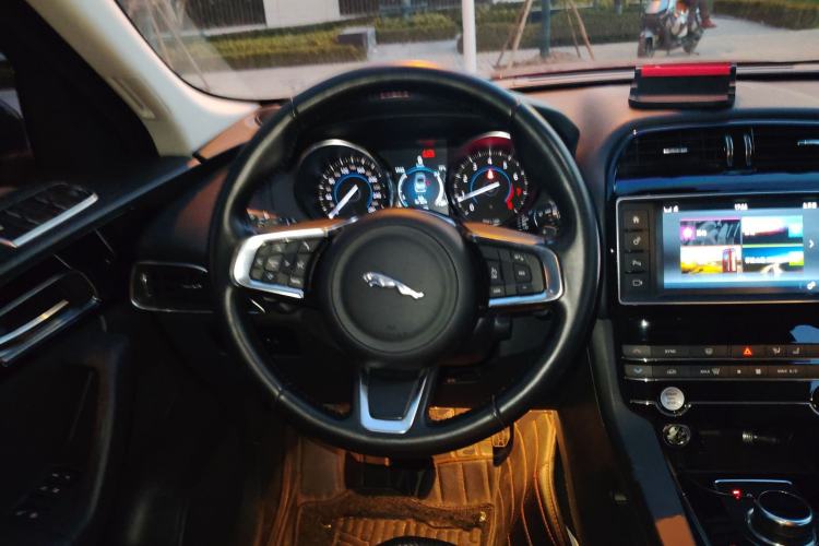 Used Jaguar F-PACE 2018 2.0T Two-Wheel Drive Urban Deluxe Edition