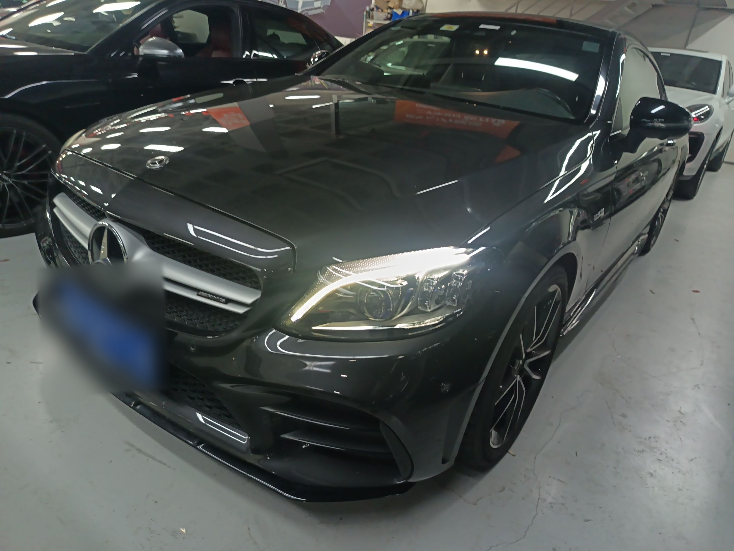 تحت مقدمة السيارة