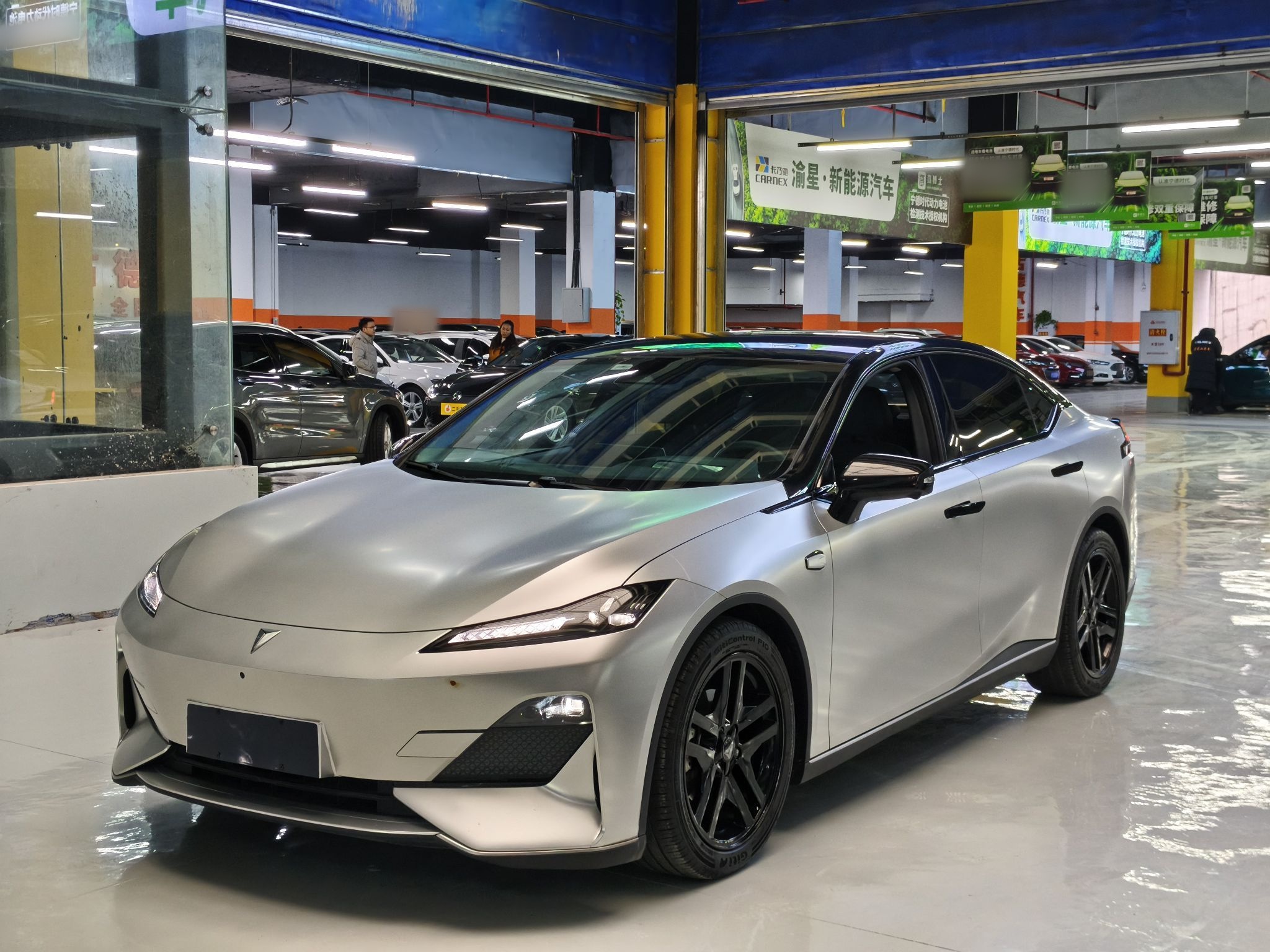 تحت مقدمة السيارة