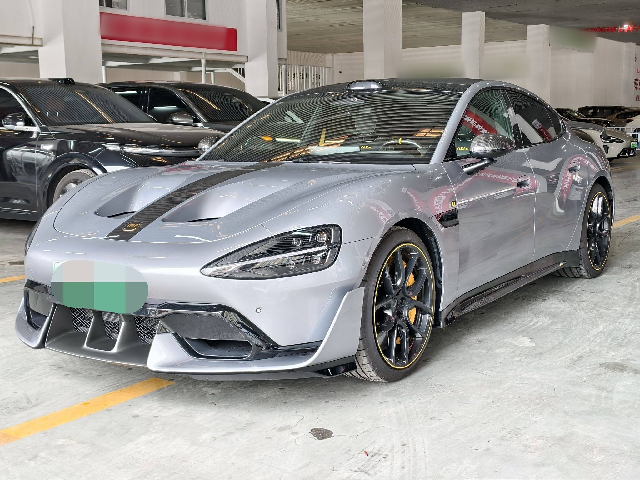 Под передней частью автомобиля