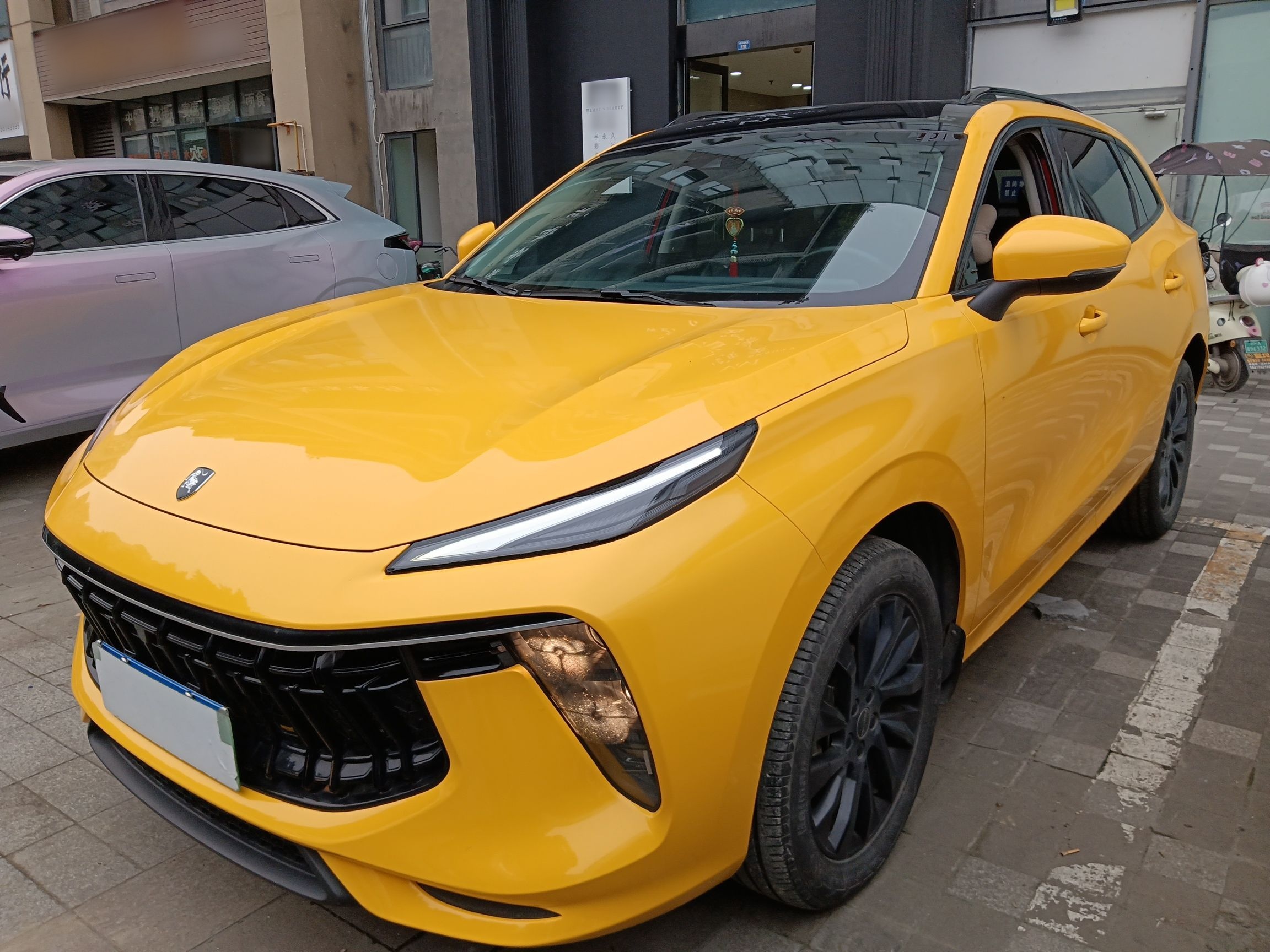 Под передней частью автомобиля