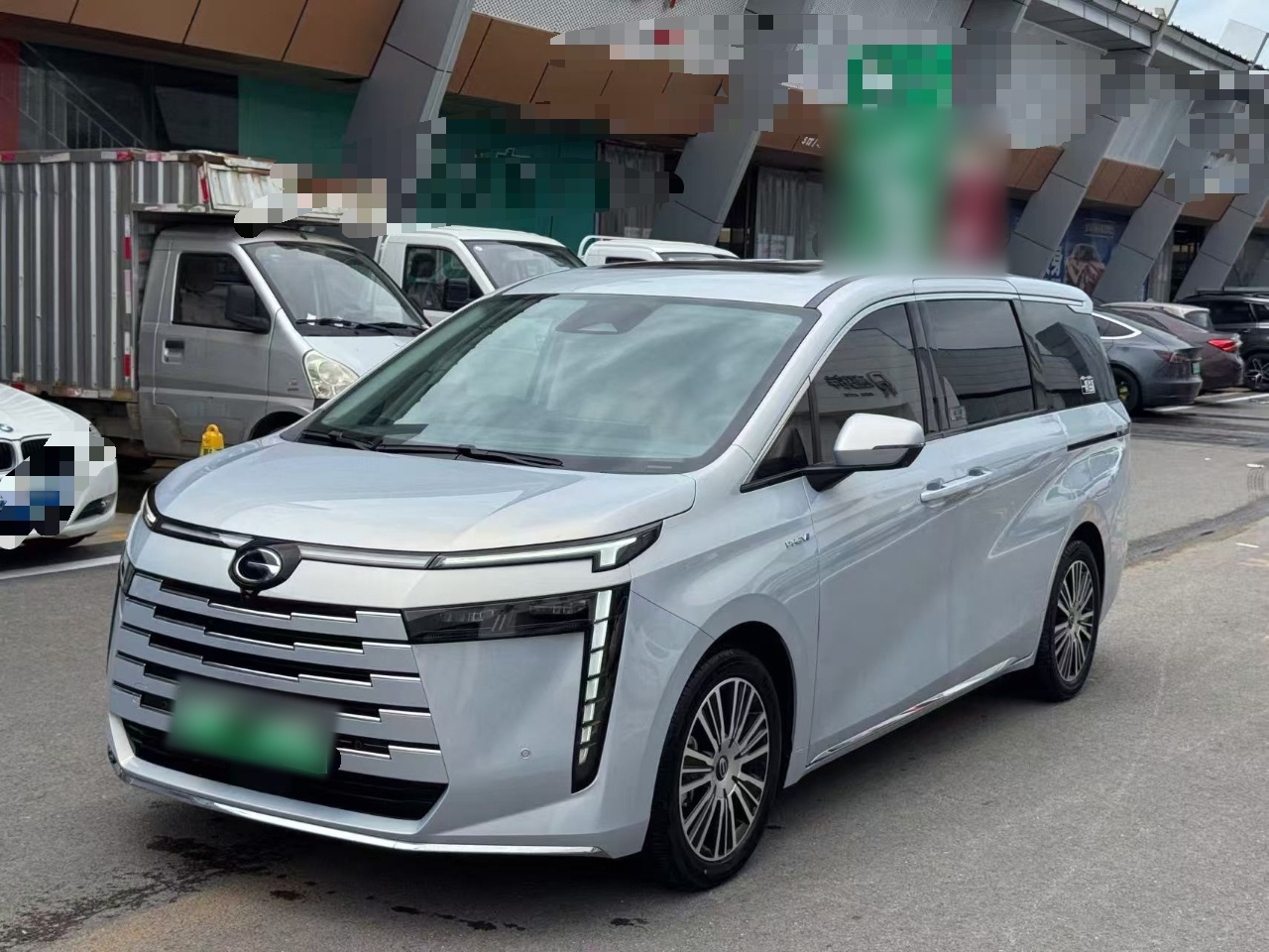 Под передней частью автомобиля
