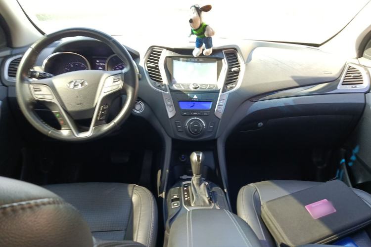 Used Hyundai Santa Fe 2013 2.4L Automatic Two-Wheel Drive Smart Version Center Console