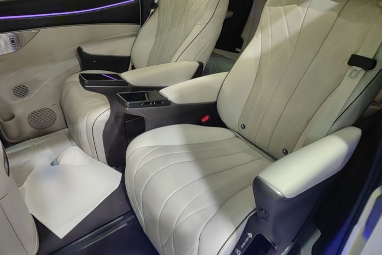 Used Denza D9 2024 DM-i 1050 Luxury Model
