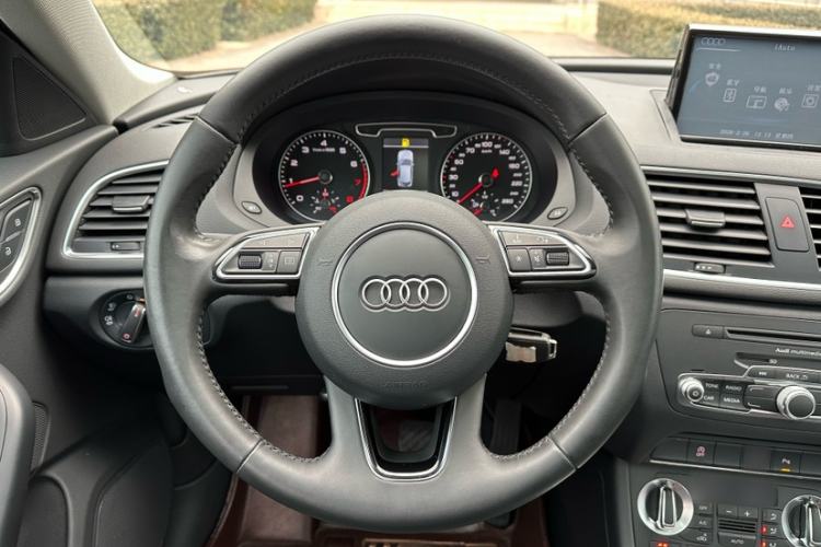 Used Audi Q3 2015 35 TFSI quattro Technology Edition Interior 2