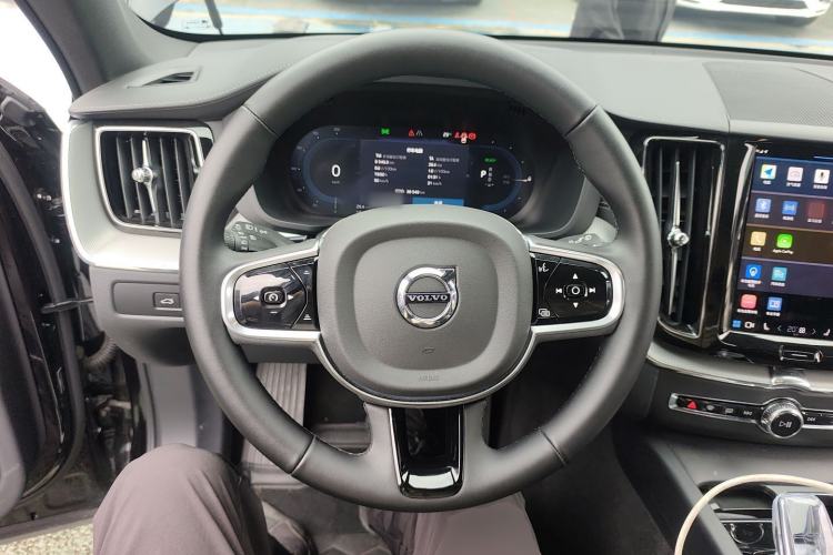 Used Volvo XC60 New Energy 2025 Plug-in Hybrid Long-Range All-Wheel Drive Zhiyuan Extreme Night Black Edition Steering Wheel