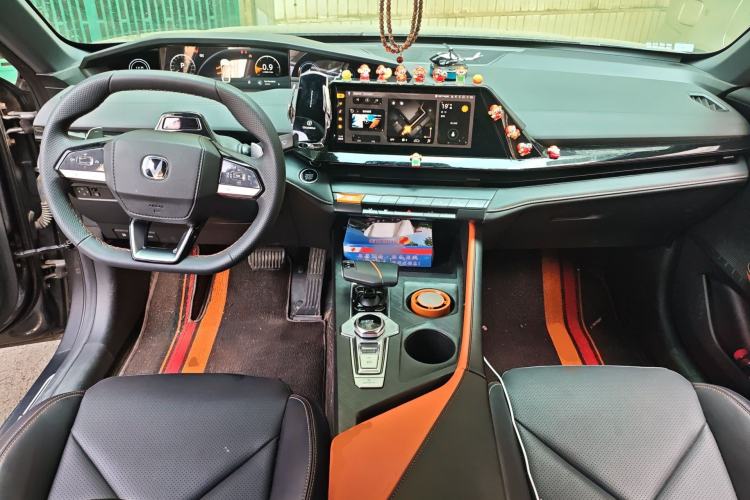 Used CHANGAN UNI-V 2023 1.5T Prestige Model Center Console