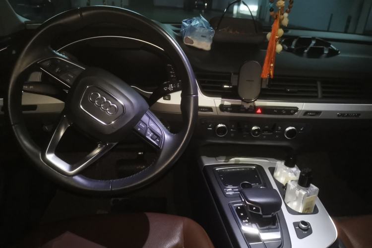 Used Audi Q7 2018 45 TFSI Technology Edition Center Console