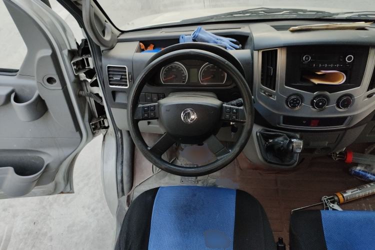 Used Dongfeng Yufeng 2020 2.5T V9 Value-Added Edition Logistics Vehicle Short Wheelbase Mid-Roof Design 5–9 Seater China V Emission Standard ZD25 Steering Wheel