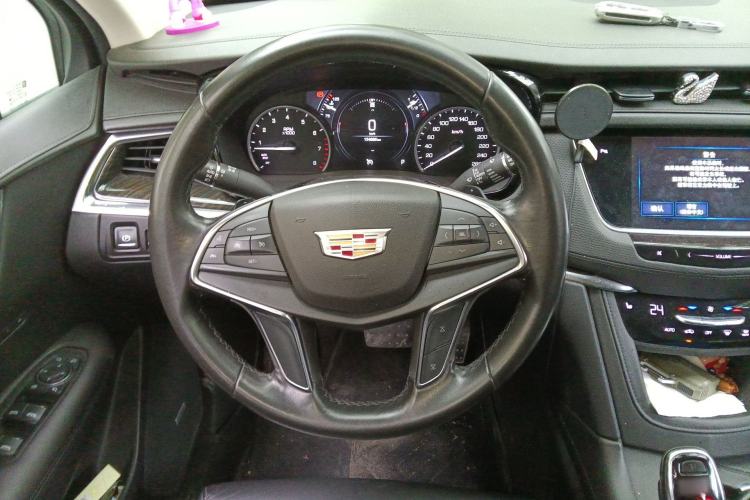 Used Cadillac XT5 2018 28T Four-Wheel Drive Luxury Model Steering Wheel