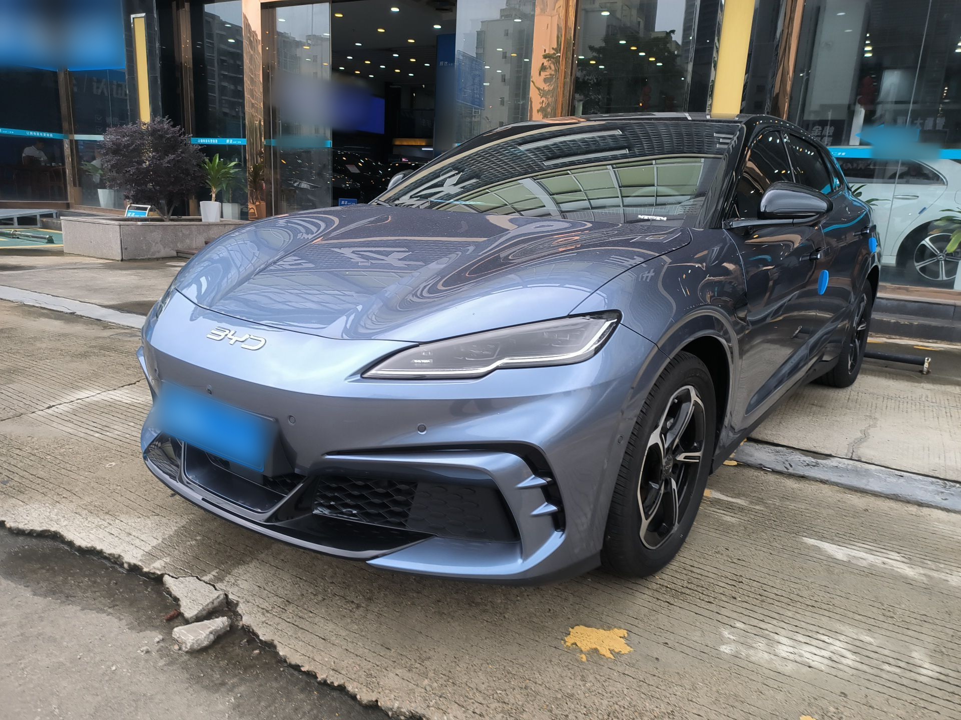 تحت مقدمة السيارة