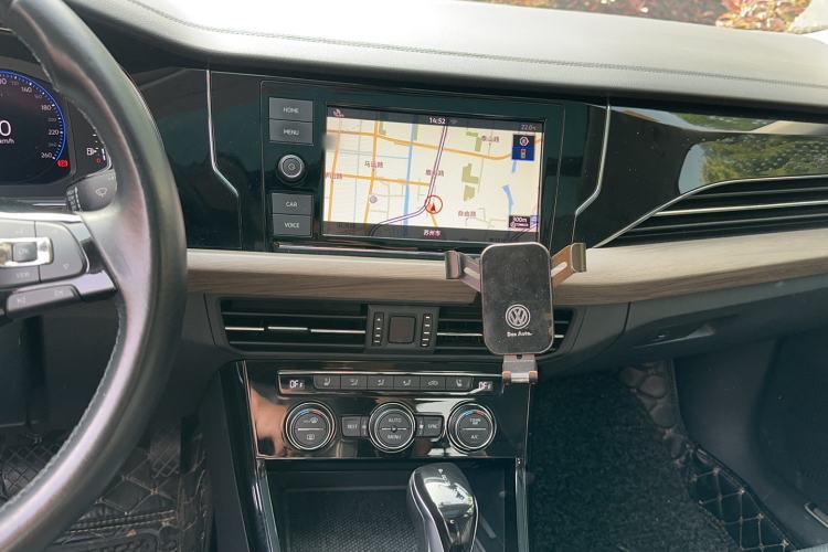 Used Volkswagen Passat 2019 380TSI Luxury Edition China VI Standard Audio And AC Panel