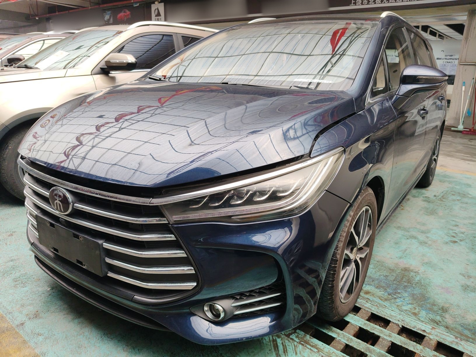 تحت مقدمة السيارة