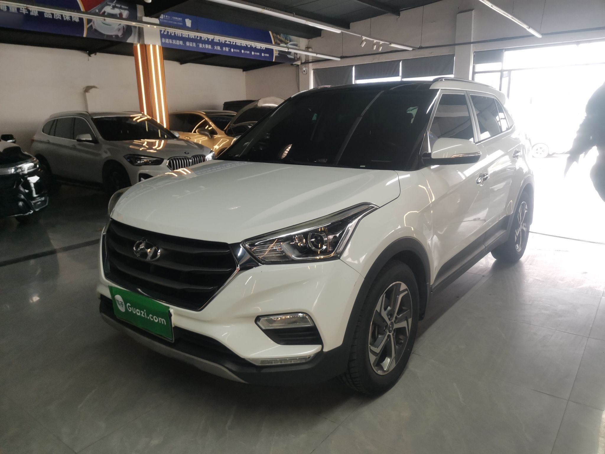 تحت مقدمة السيارة