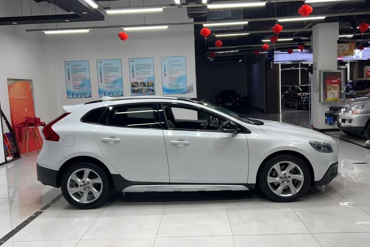 Used Volvo V40 2014 Cross Country T5 AWD Smart Luxury Edition