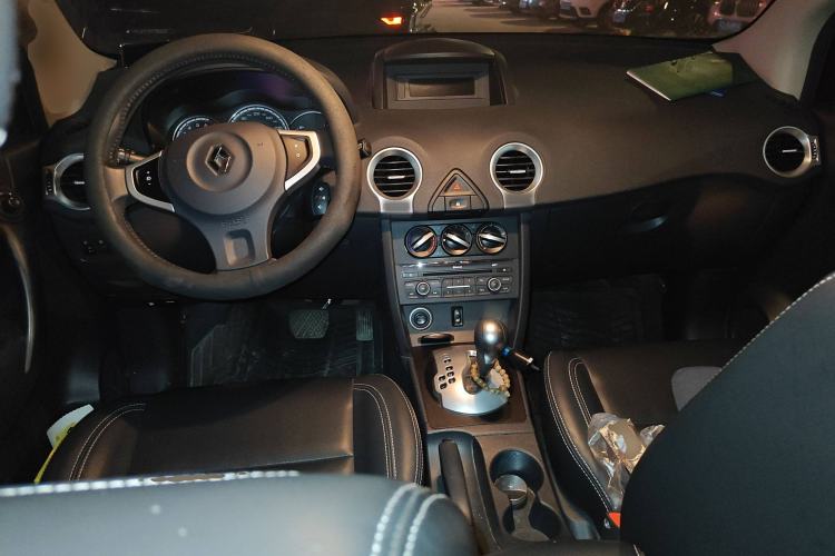 Used Renault Koleos 2015 2.0L Two-Wheel Drive Standard Edition Center Console