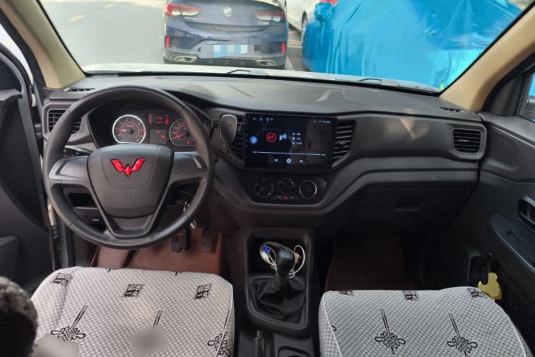 Used Wuling Hongguang V 2022 1.5L Jingqu Edition Electric-Assist LAR Center Console