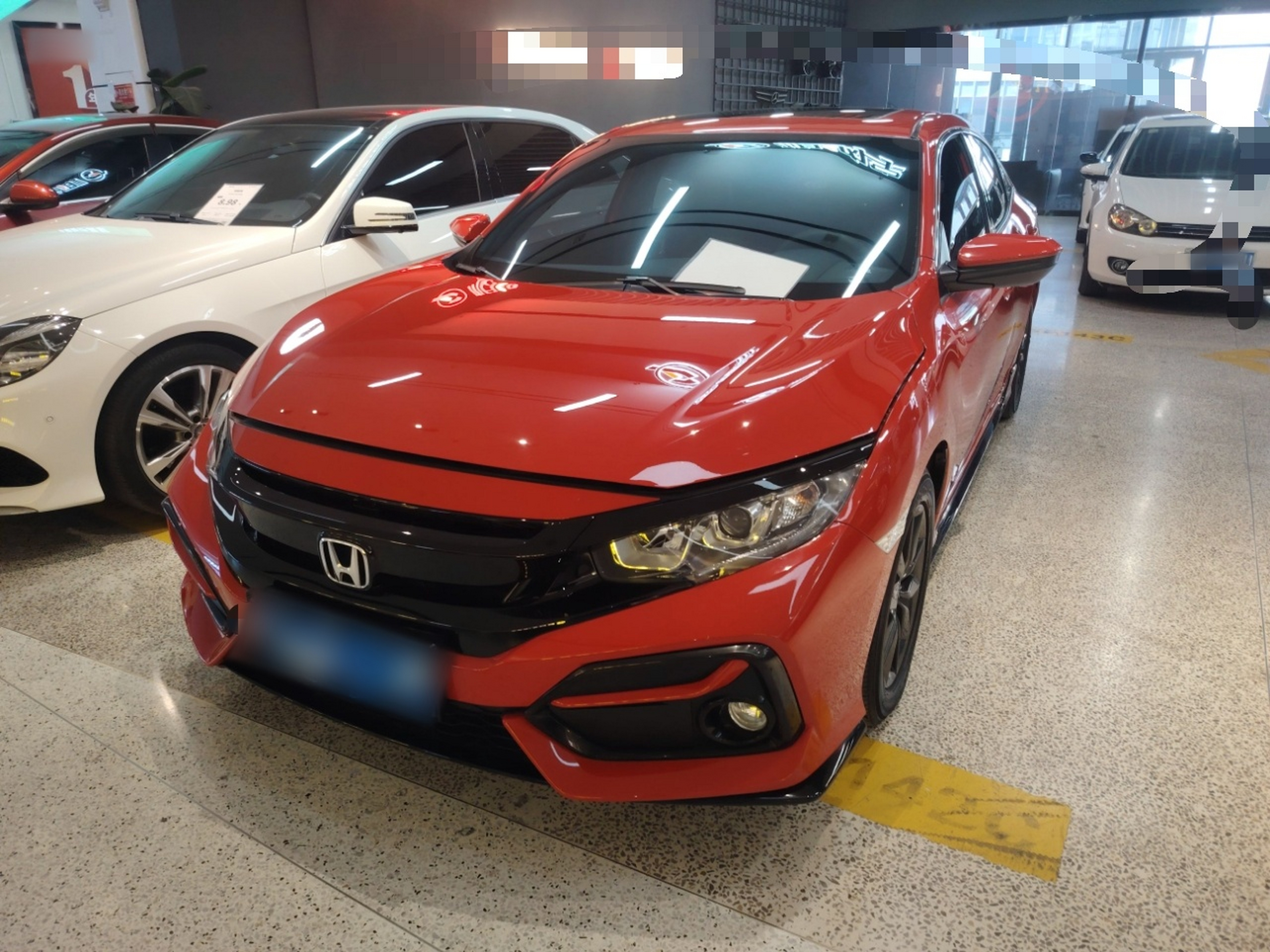 تحت مقدمة السيارة