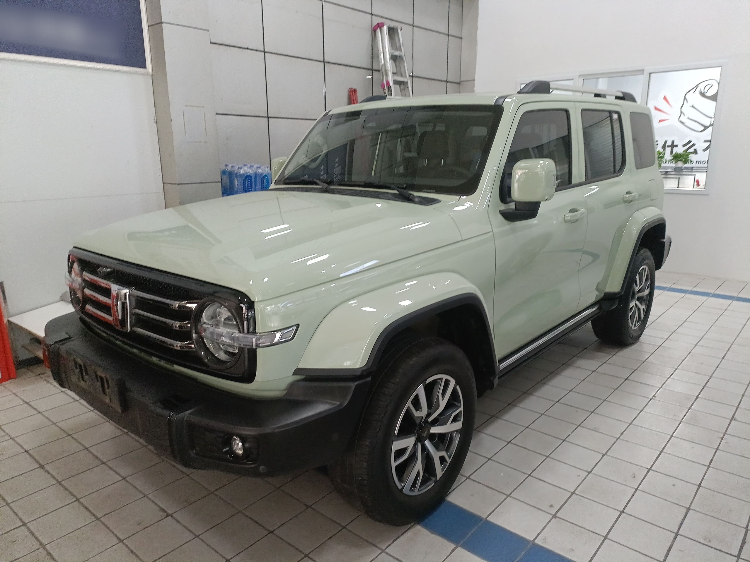 تحت مقدمة السيارة