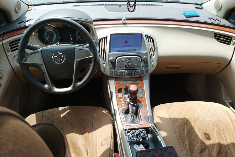 Used Buick LaCrosse 2011 2.4L SIDI Elegant Edition Center Console