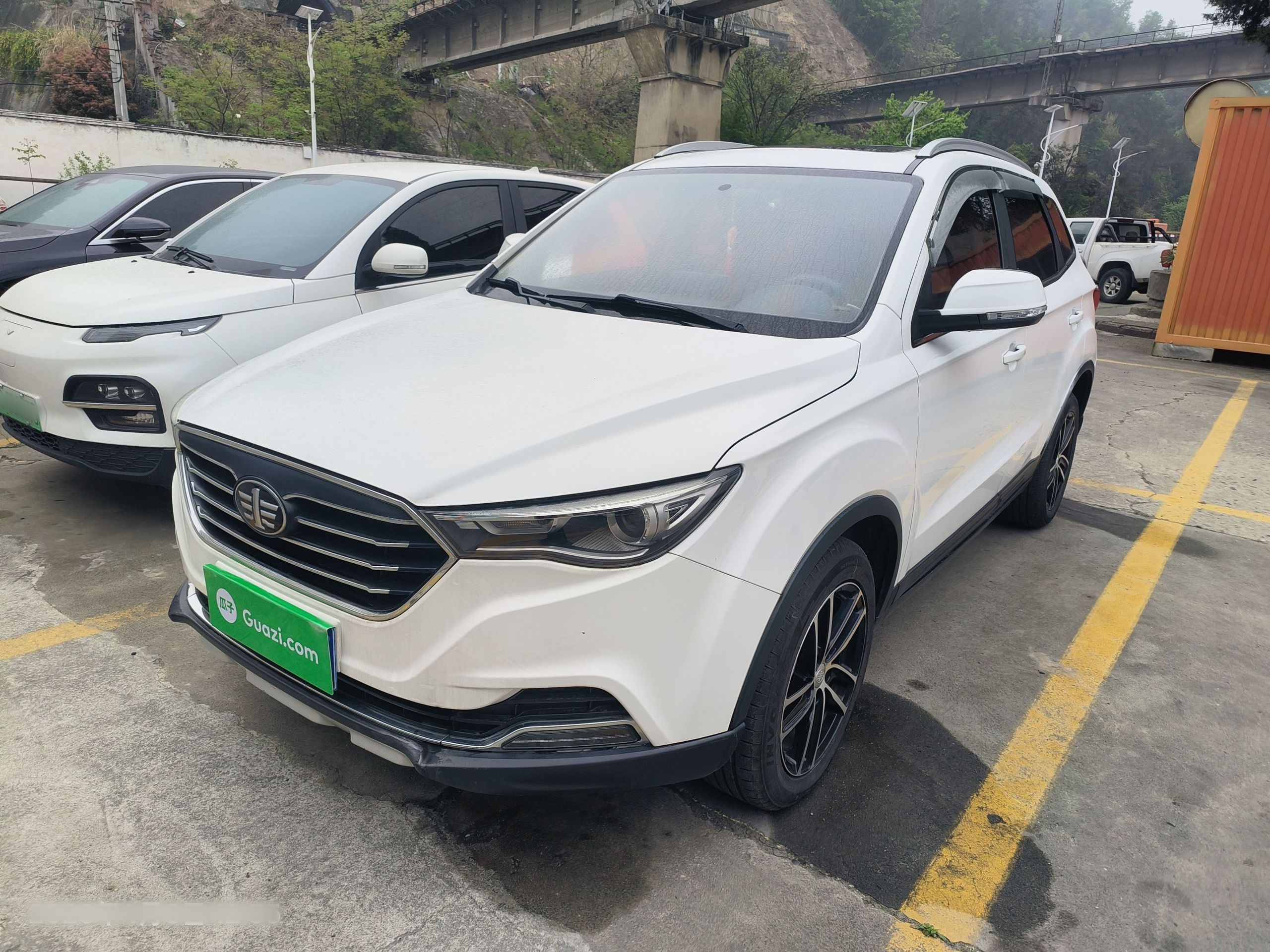 Под передней частью автомобиля