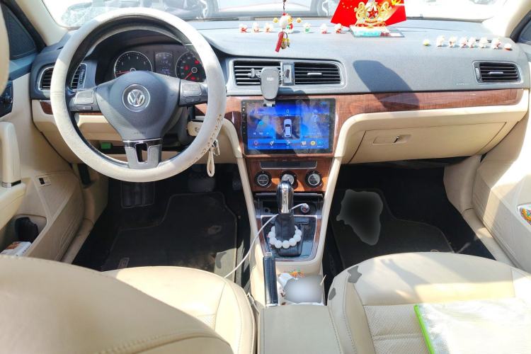 Used Volkswagen Lavida 2013 1.6L Automatic Luxury Edition Center Console