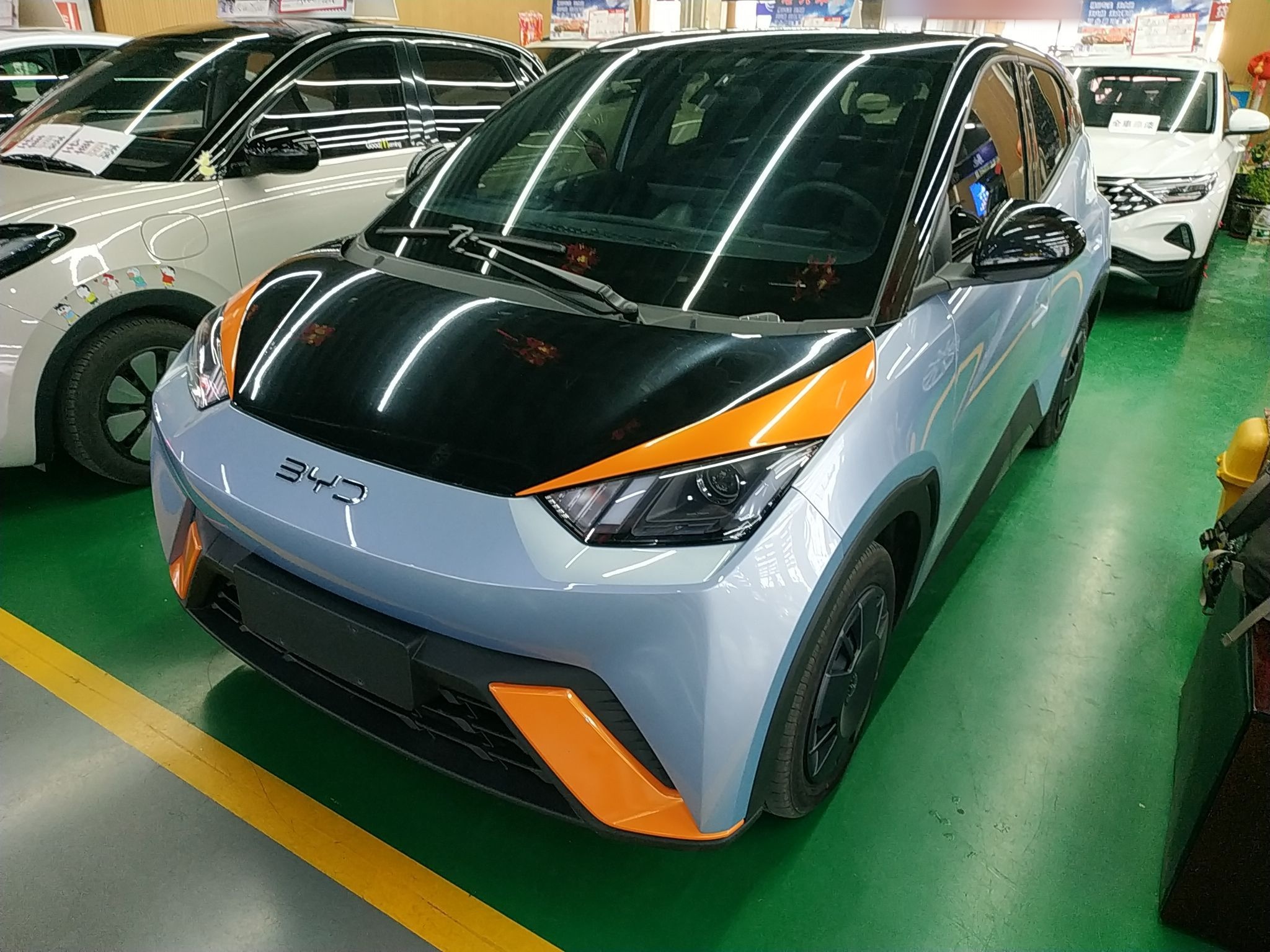 تحت مقدمة السيارة