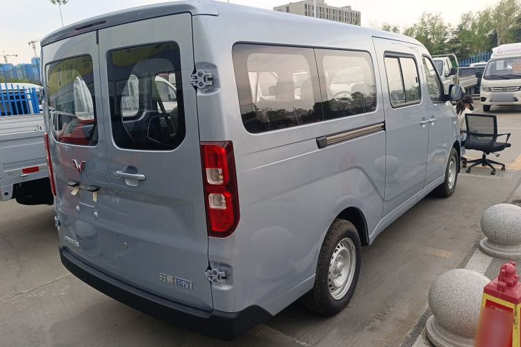 Used Wuling Yangguang 2024 300KM Comfort Version Passenger Van 75kW Rear Right 45 Deg