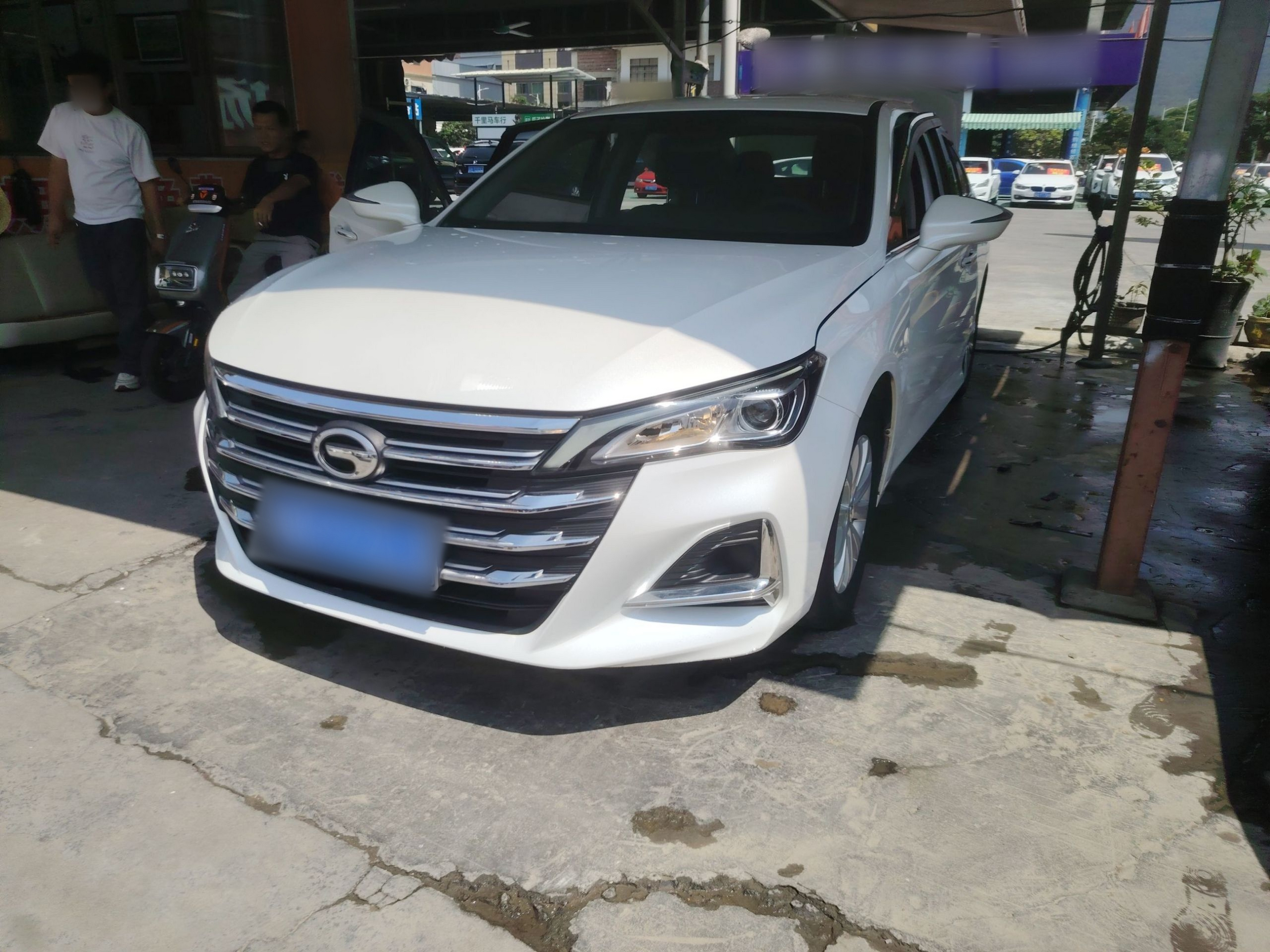 تحت مقدمة السيارة