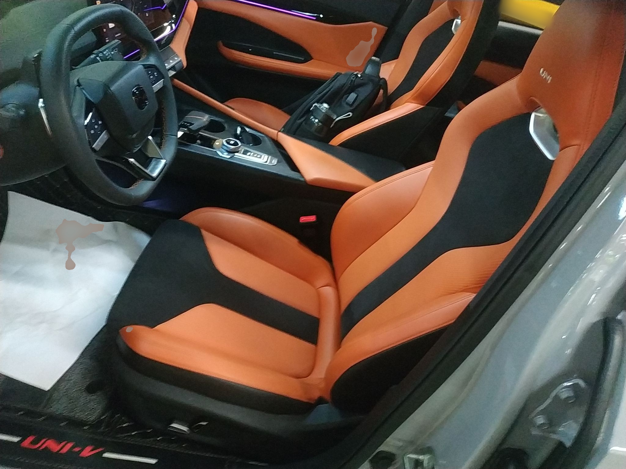 المقاعد الأمامية داخل السيارة