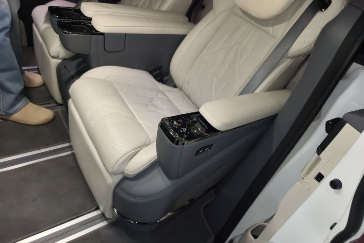 Used Zeekr 009 2024 Six-Seat Executive Version 4WD 108 kWh Left Rear Seat