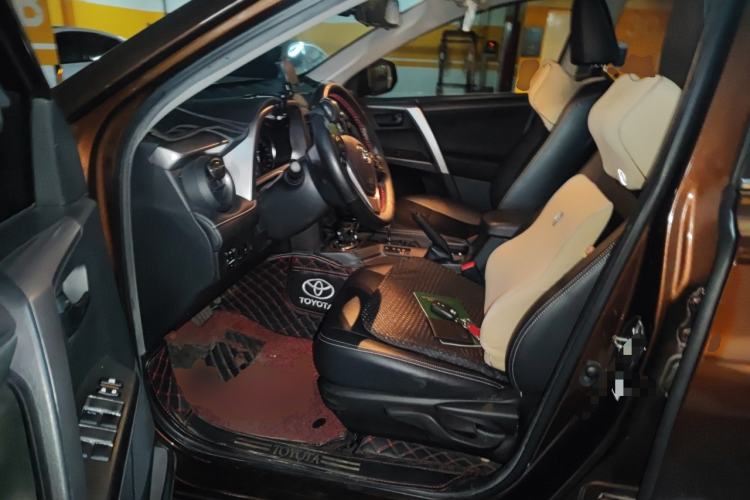 Used Toyota RAV4 2019 2.0L CVT Two-Wheel Drive Fashion X Limited Edition China VI Standard
